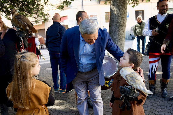 Foto_2_il_sindaco_con_i_giovani_falconieri.jpg