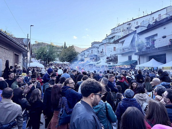 Foto_4_il_pubblico_tra_le_cantine.jpg