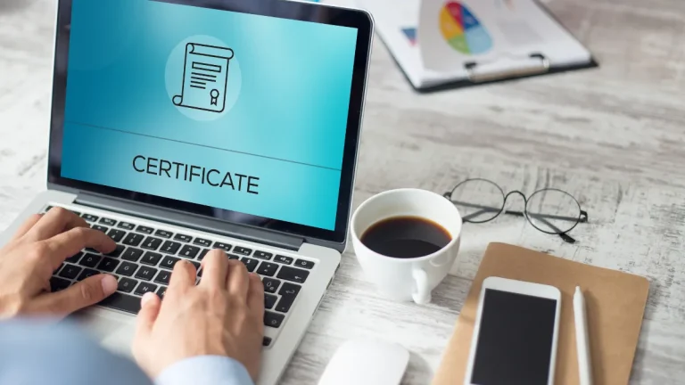 Siforma_Falsi-Attestati-di-Sicurezza-sul-Lavoro-Tutti-i-Rischi-Legali-che-Mettono-in-Pericolo-Aziende-e-Lavoratori_Siformaeducation-768x432.webp