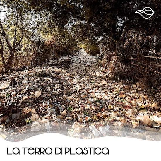 la_terra_di_plastica.jpg